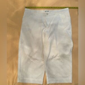 18 - Lee - white capri pants